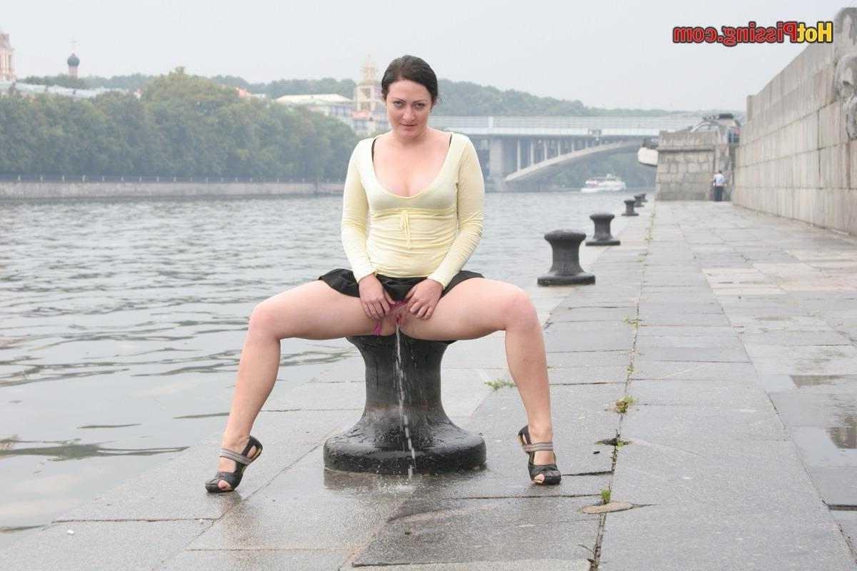 15P Girl pissing outdoors