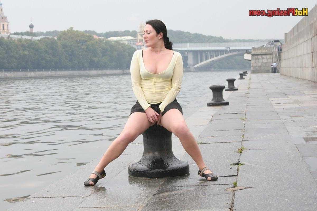15P Girl pissing outdoors