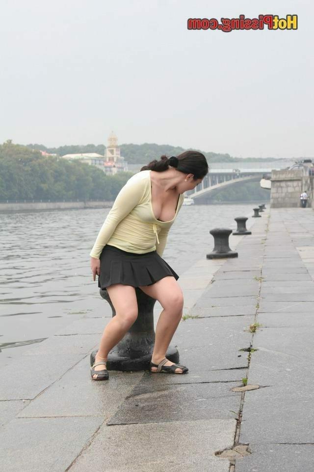 15P Girl pissing outdoors