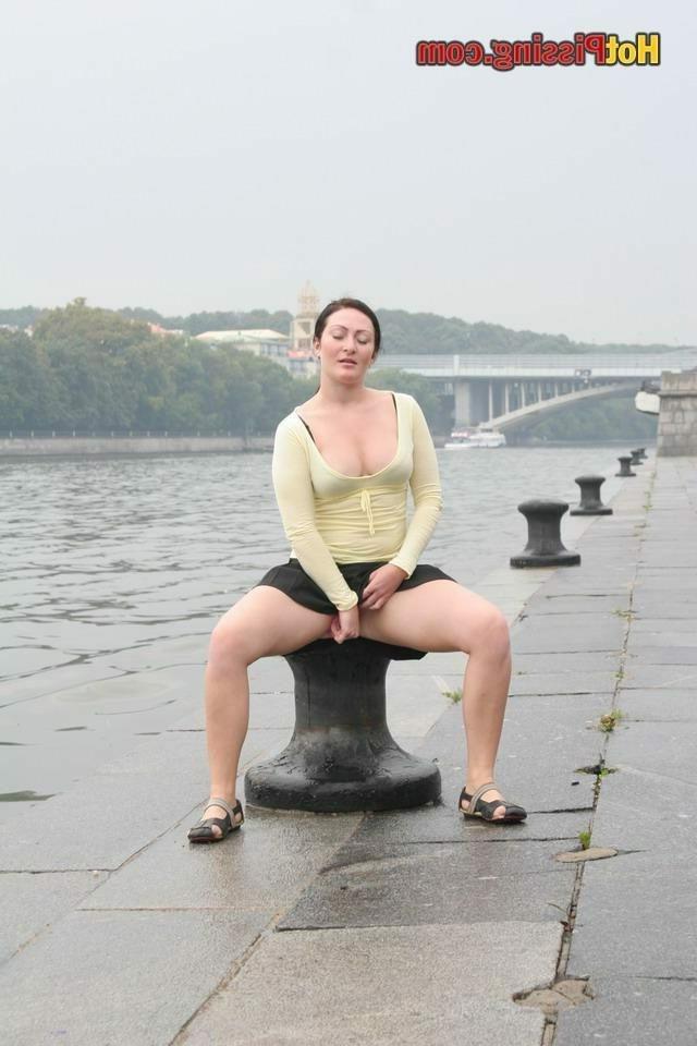 15P Girl pissing outdoors