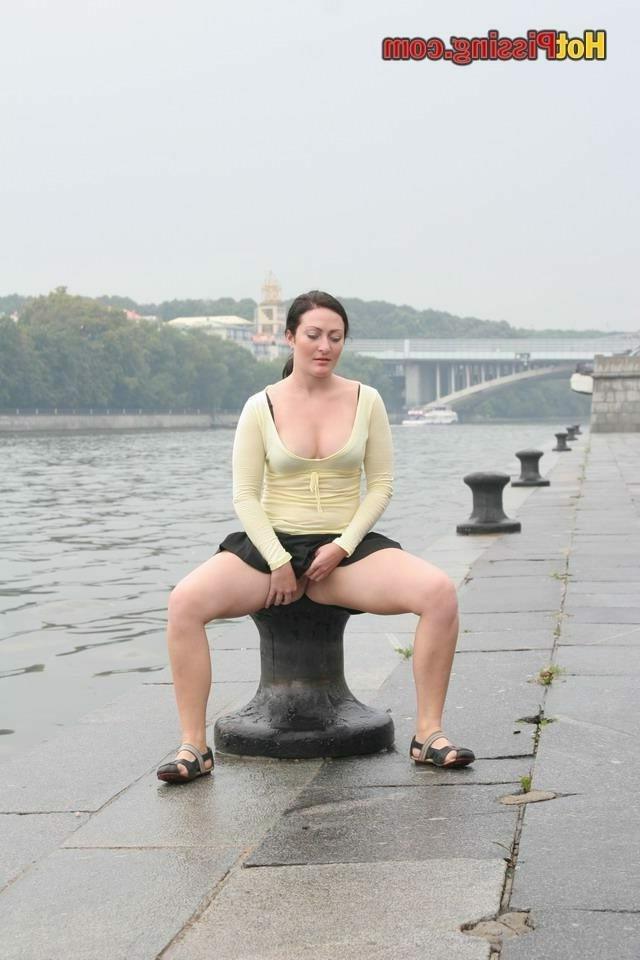 15P Girl pissing outdoors