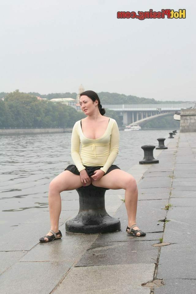 15P Girl pissing outdoors