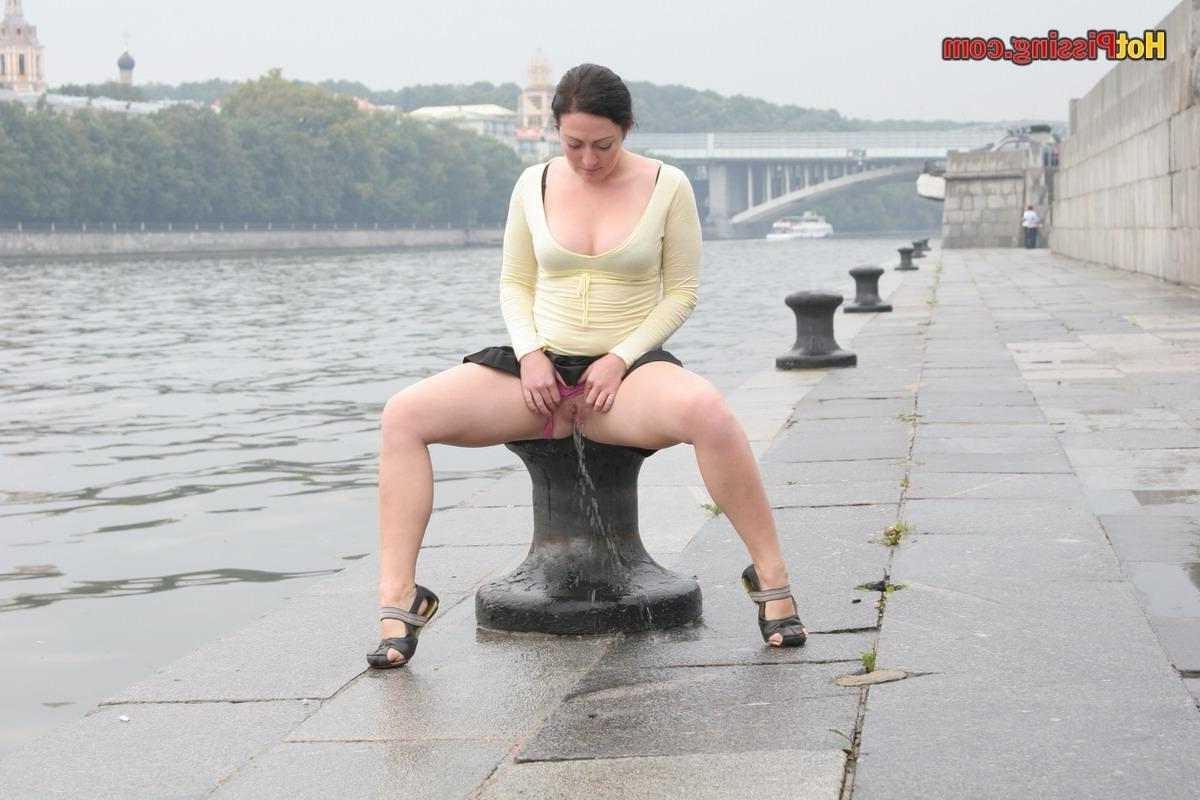 15P Girl pissing outdoors