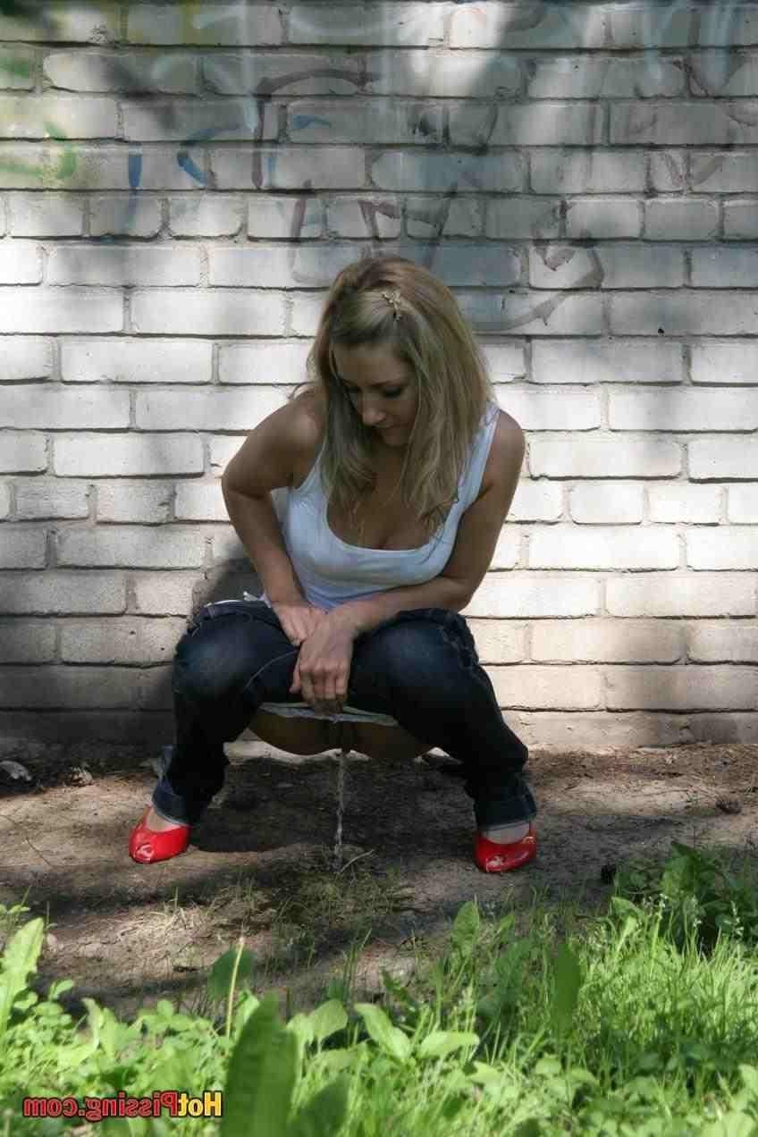 15P Slut pissing outdoors
