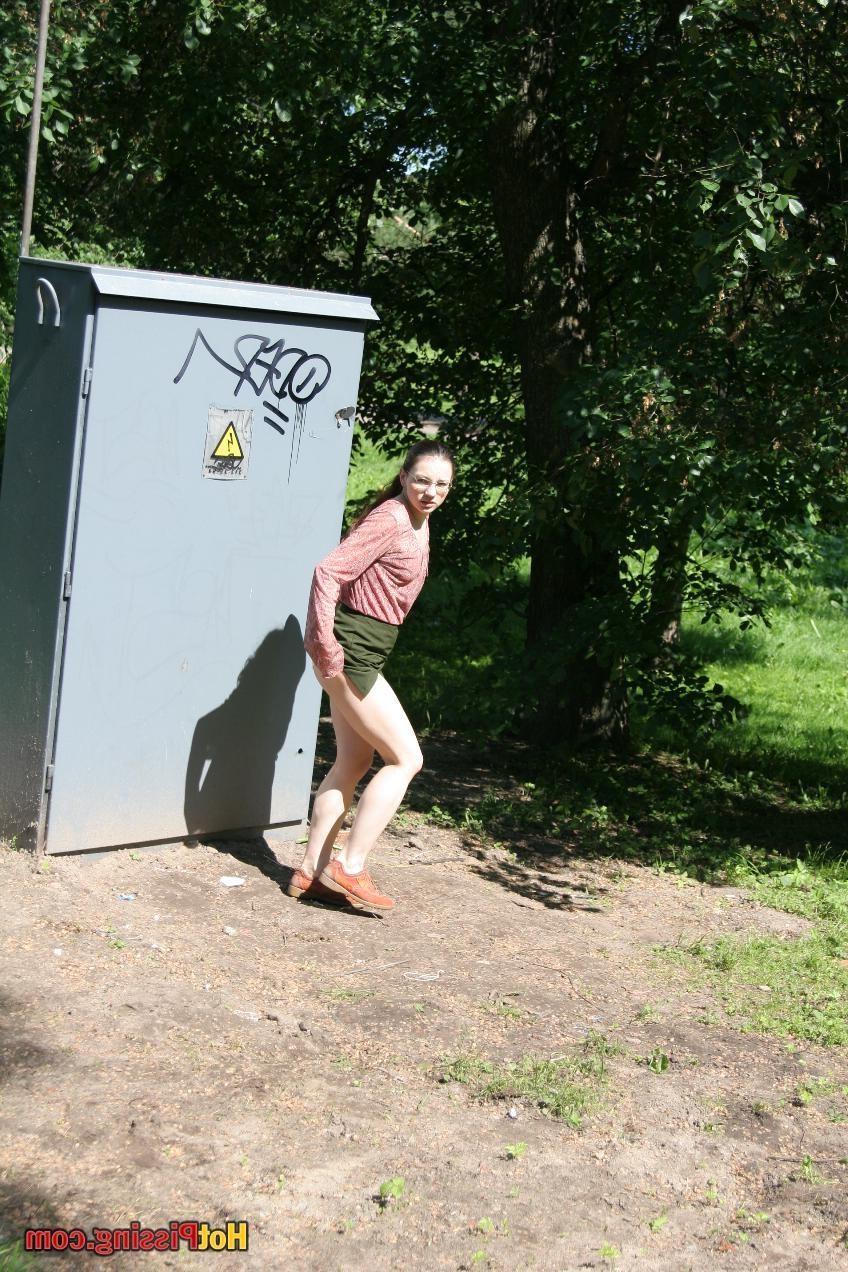 10P Wench in cute glasses tries to look shameful while doing a pee-pee