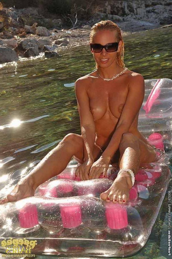 20P Gorgeous babe peeing outdoors