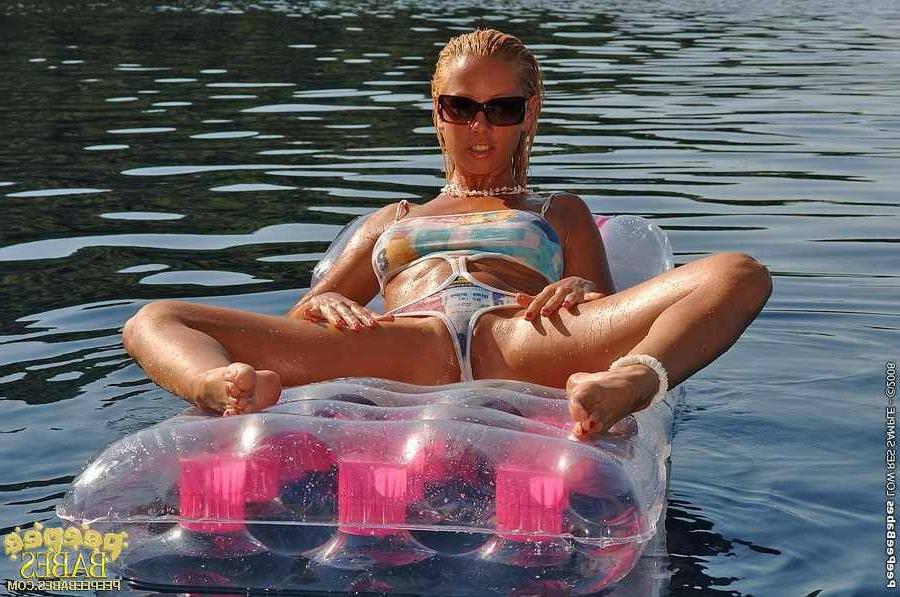 20P Gorgeous babe peeing outdoors
