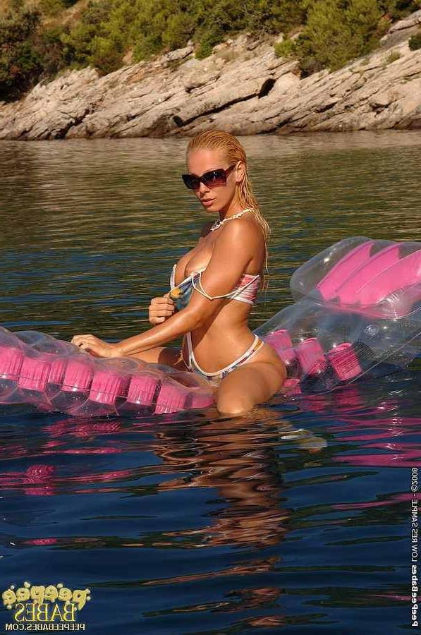 20P Gorgeous babe peeing outdoors