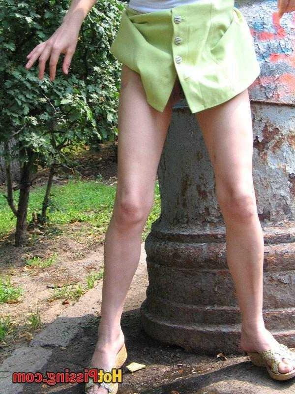 15P Blonde pissing outdoors