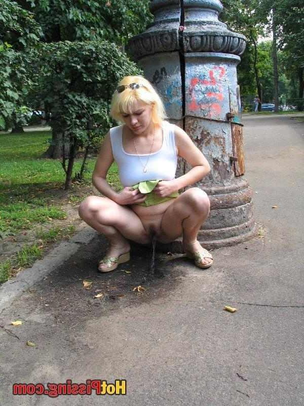 15P Blonde pissing outdoors