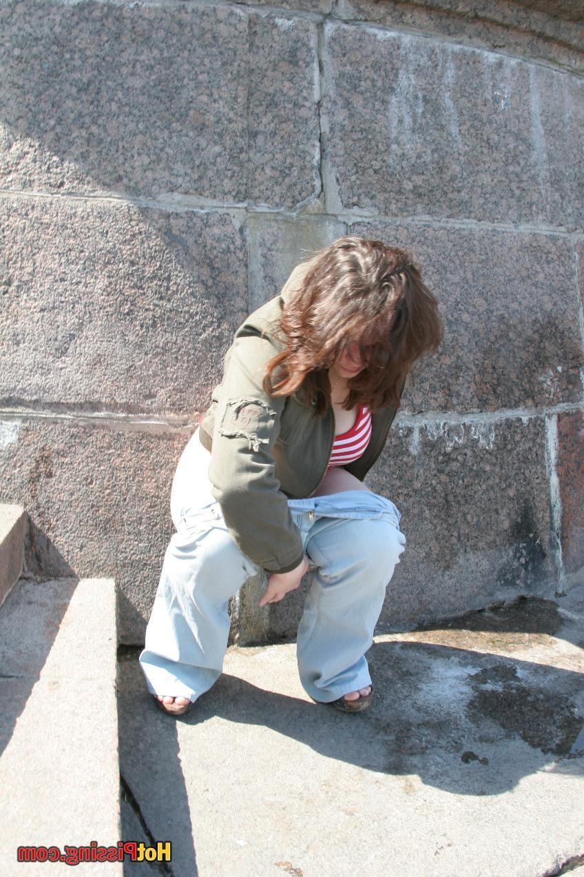 15P Big-boobed beauty in jeans squats and voids her bladder in the street