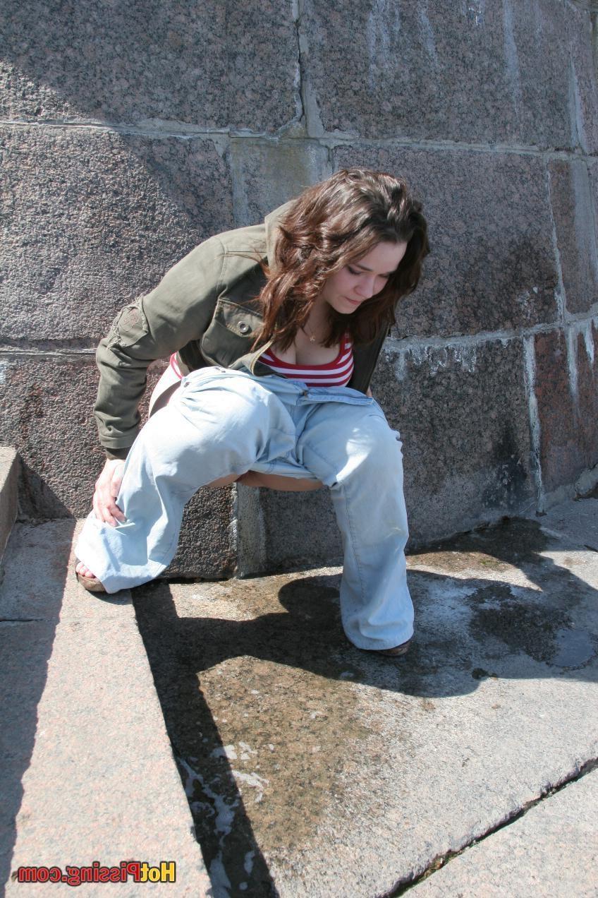 15P Big-boobed beauty in jeans squats and voids her bladder in the street