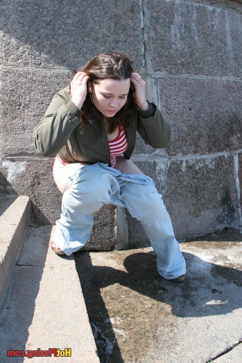 15P Big-boobed beauty in jeans squats and voids her bladder in the street