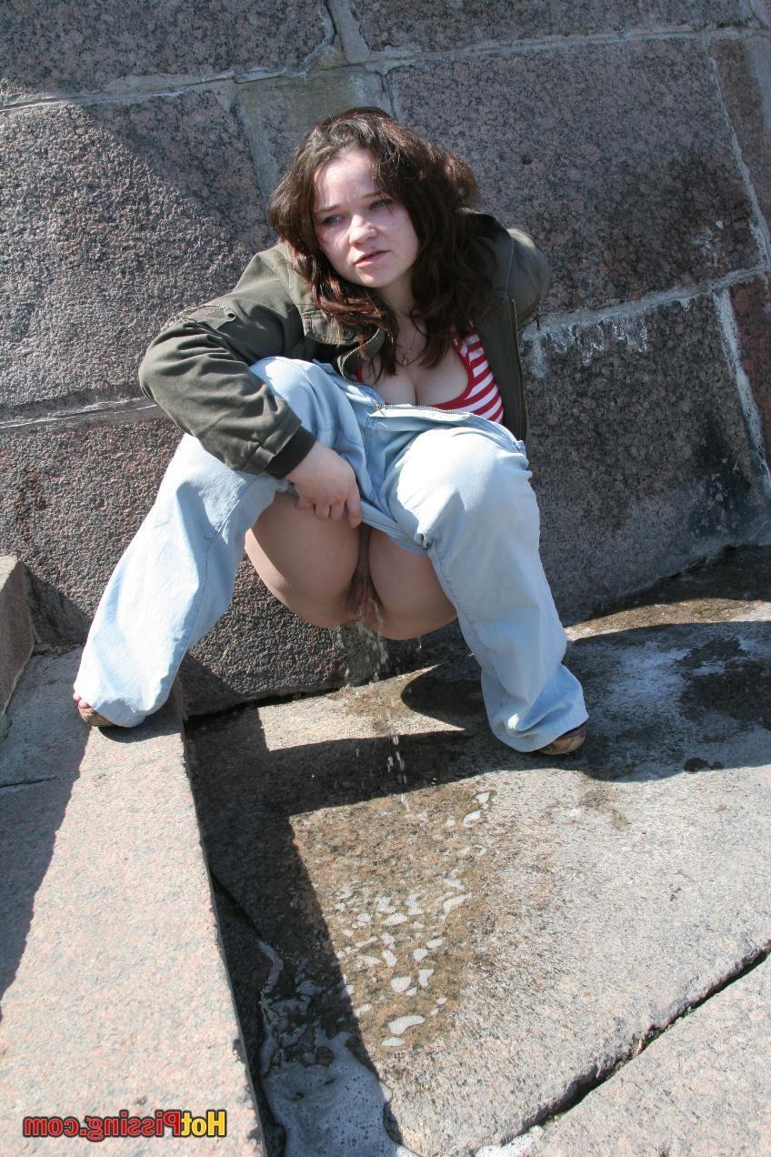 15P Big-boobed beauty in jeans squats and voids her bladder in the street