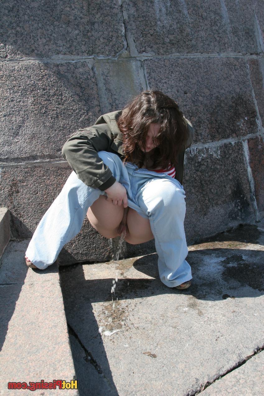 15P Big-boobed beauty in jeans squats and voids her bladder in the street