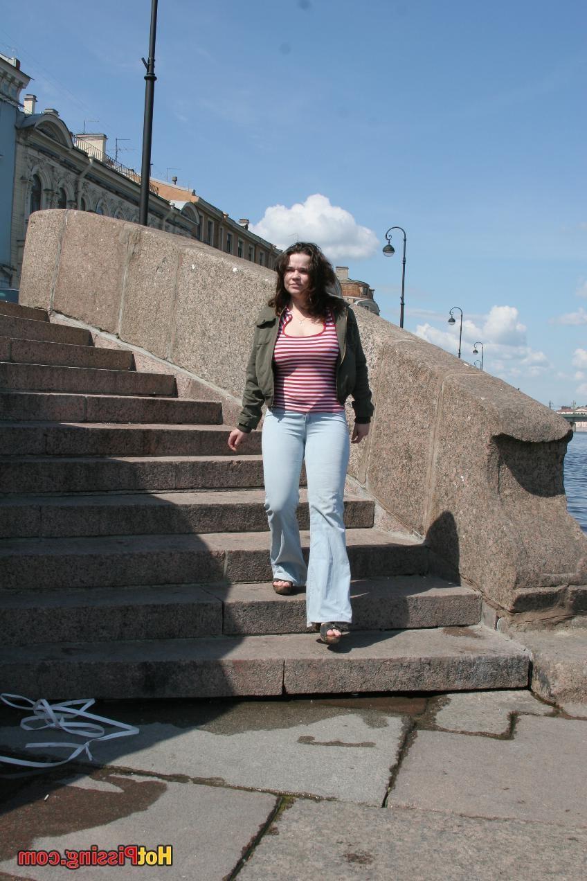 15P Big-boobed beauty in jeans squats and voids her bladder in the street
