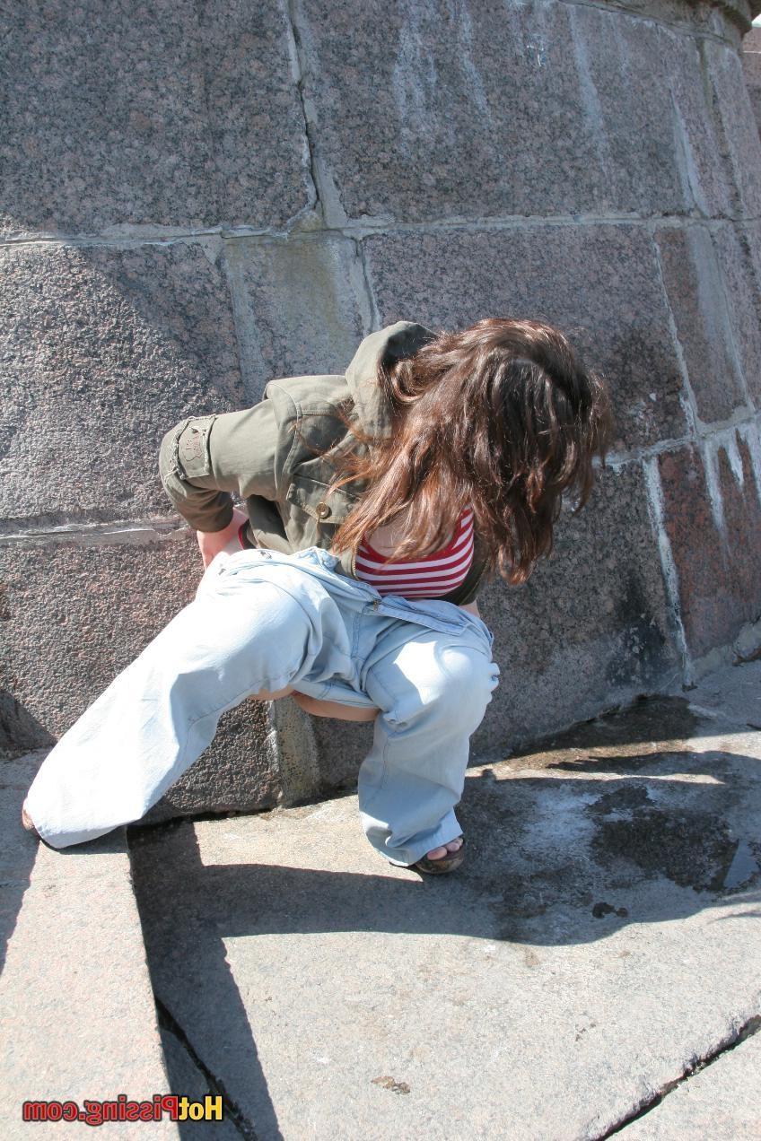 15P Big-boobed beauty in jeans squats and voids her bladder in the street