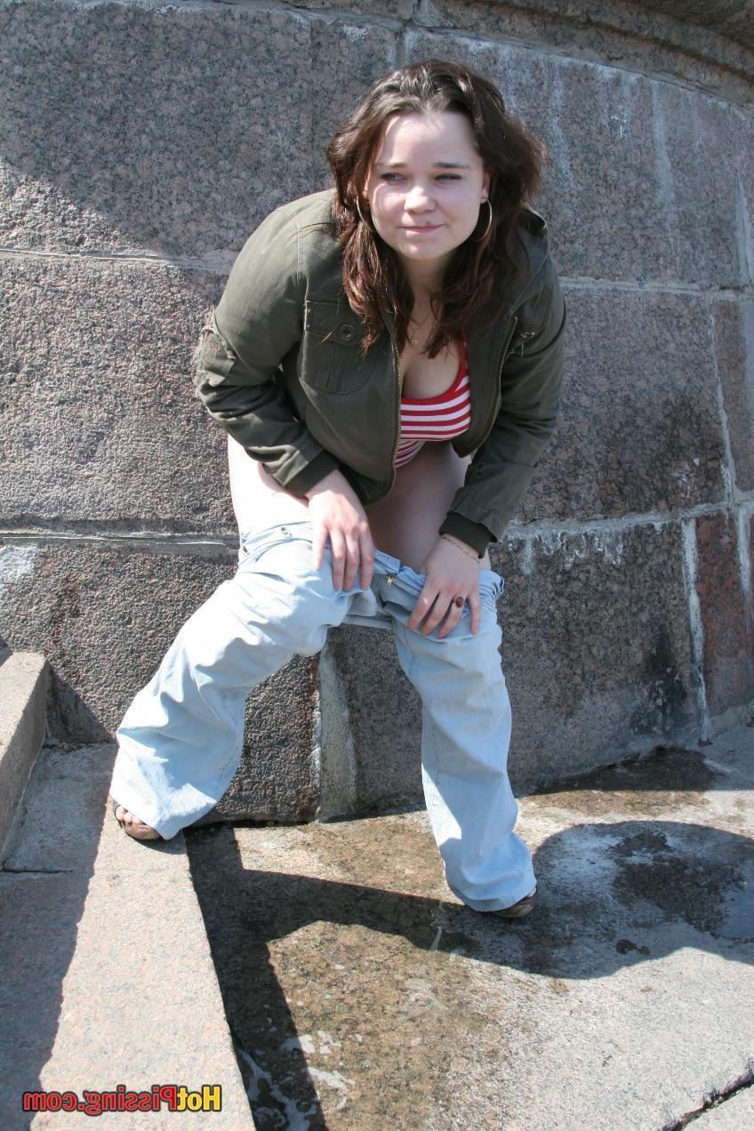 15P Big-boobed beauty in jeans squats and voids her bladder in the street