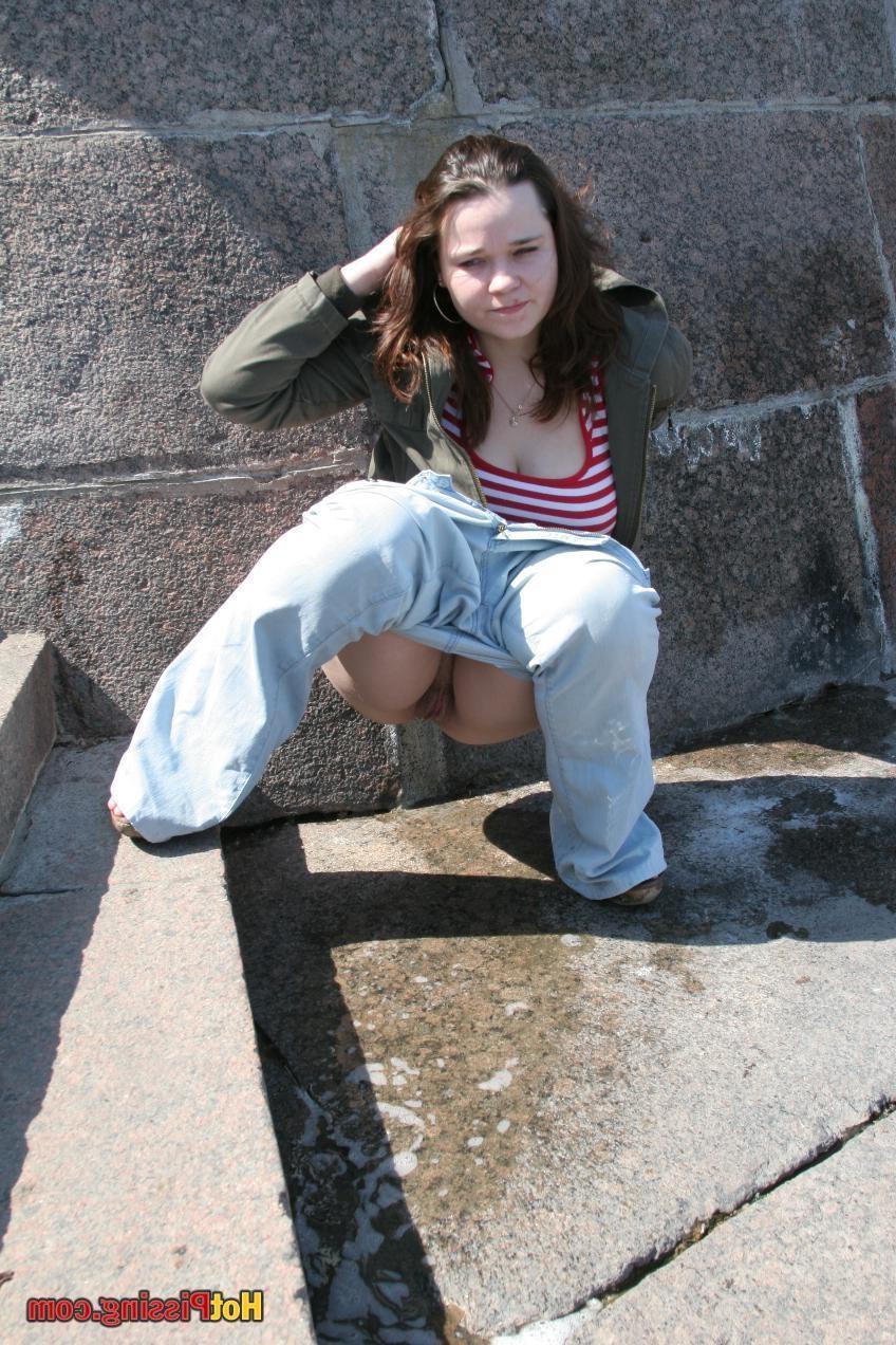 15P Big-boobed beauty in jeans squats and voids her bladder in the street