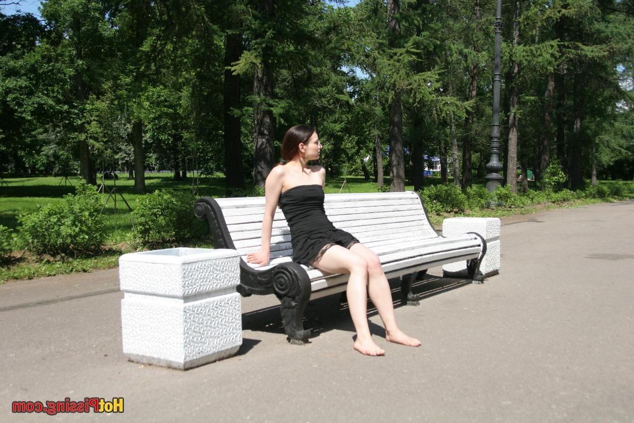 8P Summer beauty wants to piss so strong that does it next to a bench