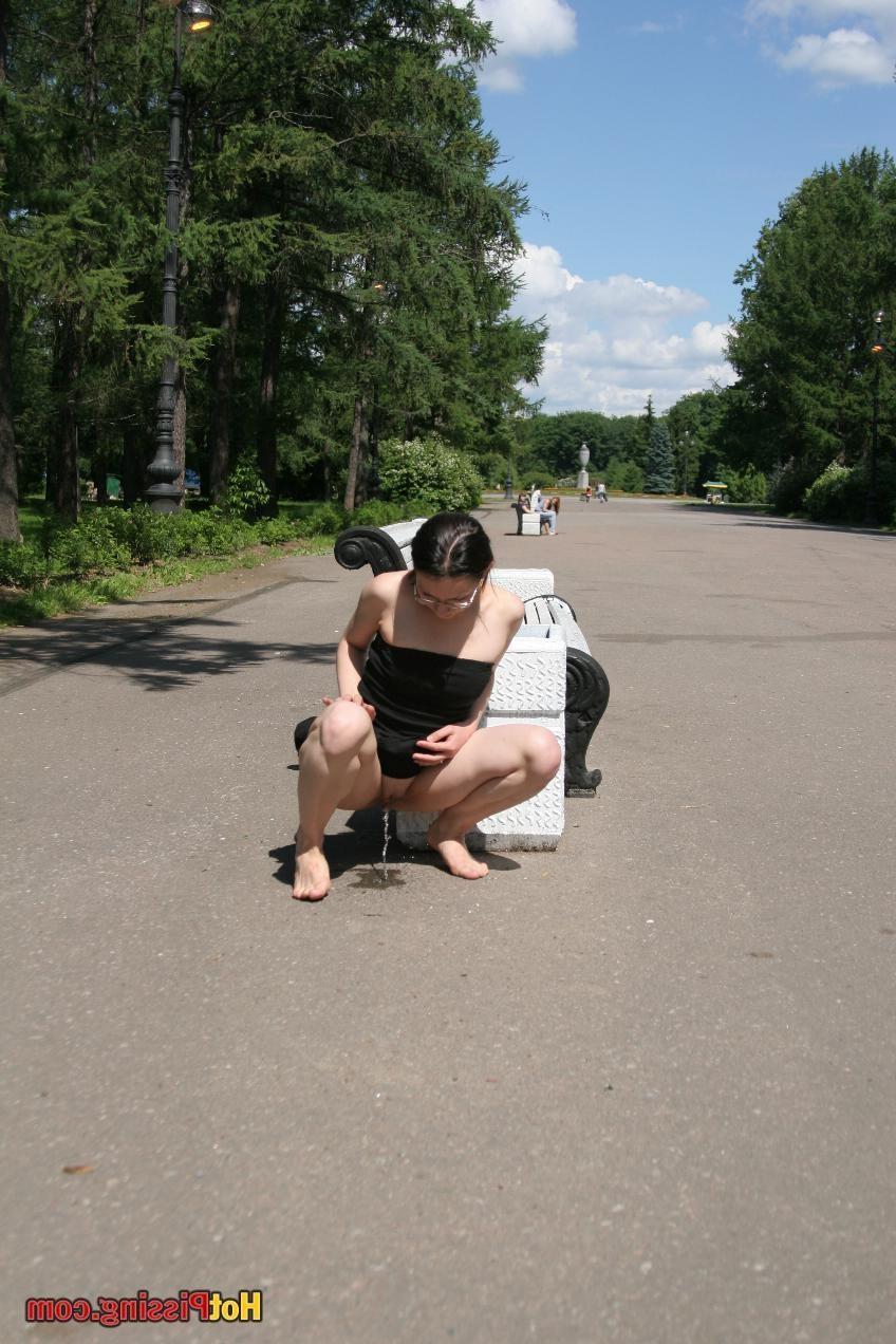 8P Summer beauty wants to piss so strong that does it next to a bench