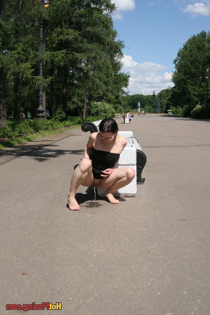 8P Summer beauty wants to piss so strong that does it next to a bench