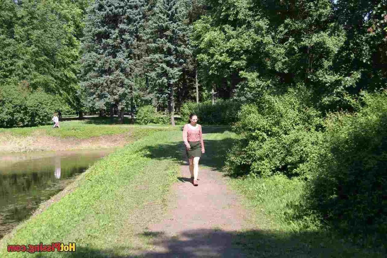 15P Girl pissing outdoors