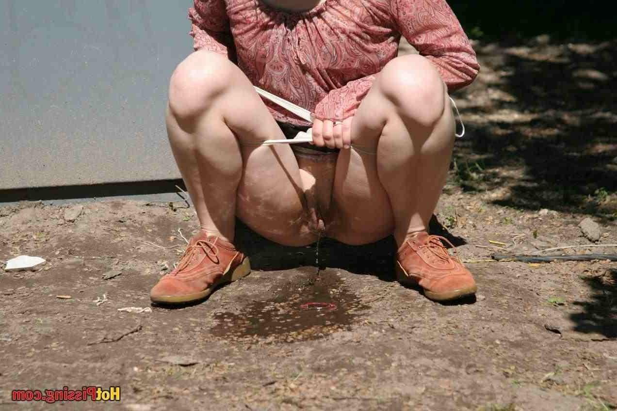 15P Girl pissing outdoors