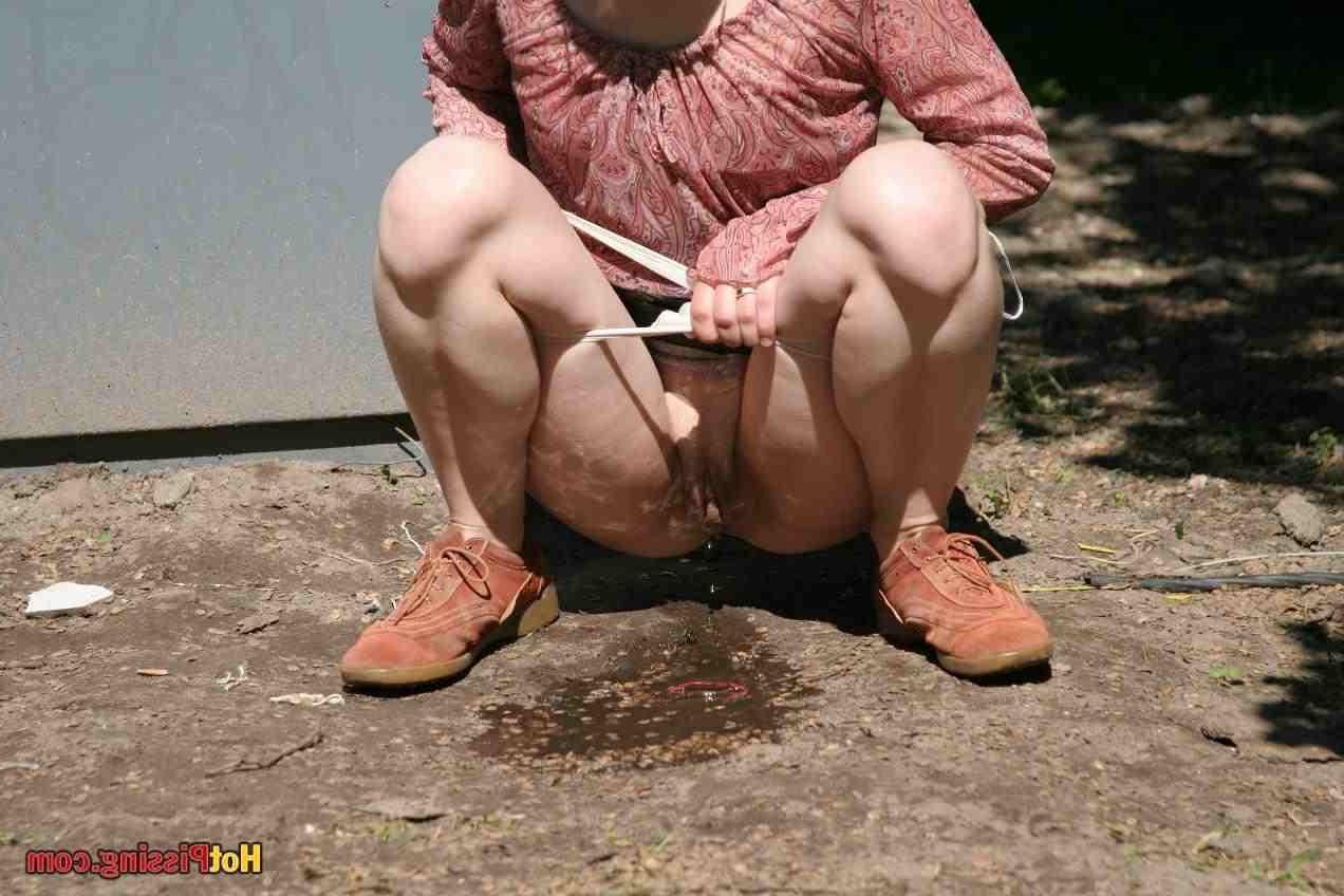 15P Girl pissing outdoors
