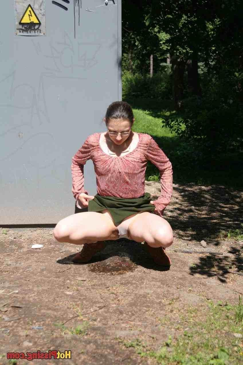 15P Girl pissing outdoors