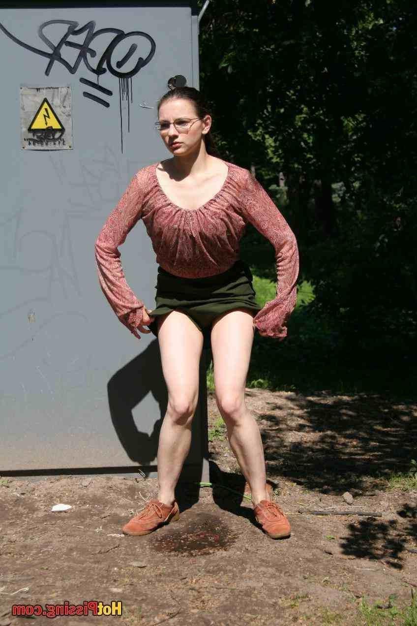 15P Girl pissing outdoors