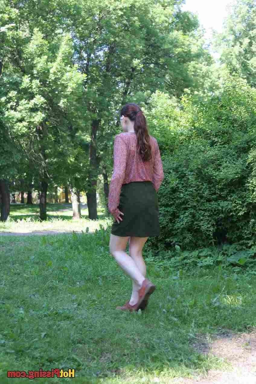 15P Girl pissing outdoors