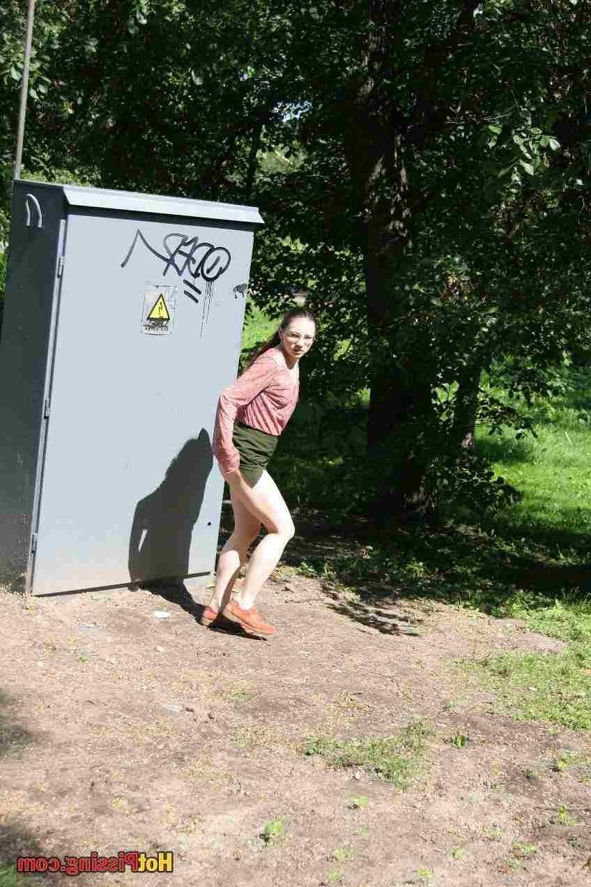 15P Girl pissing outdoors