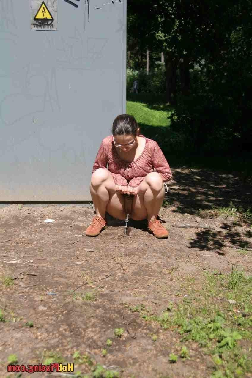 15P Girl pissing outdoors