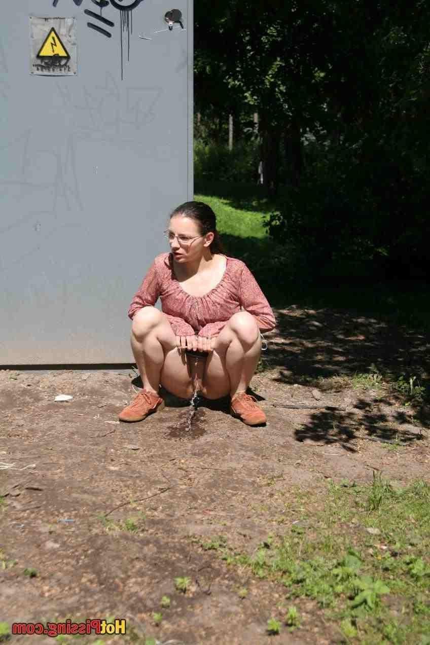 15P Girl pissing outdoors