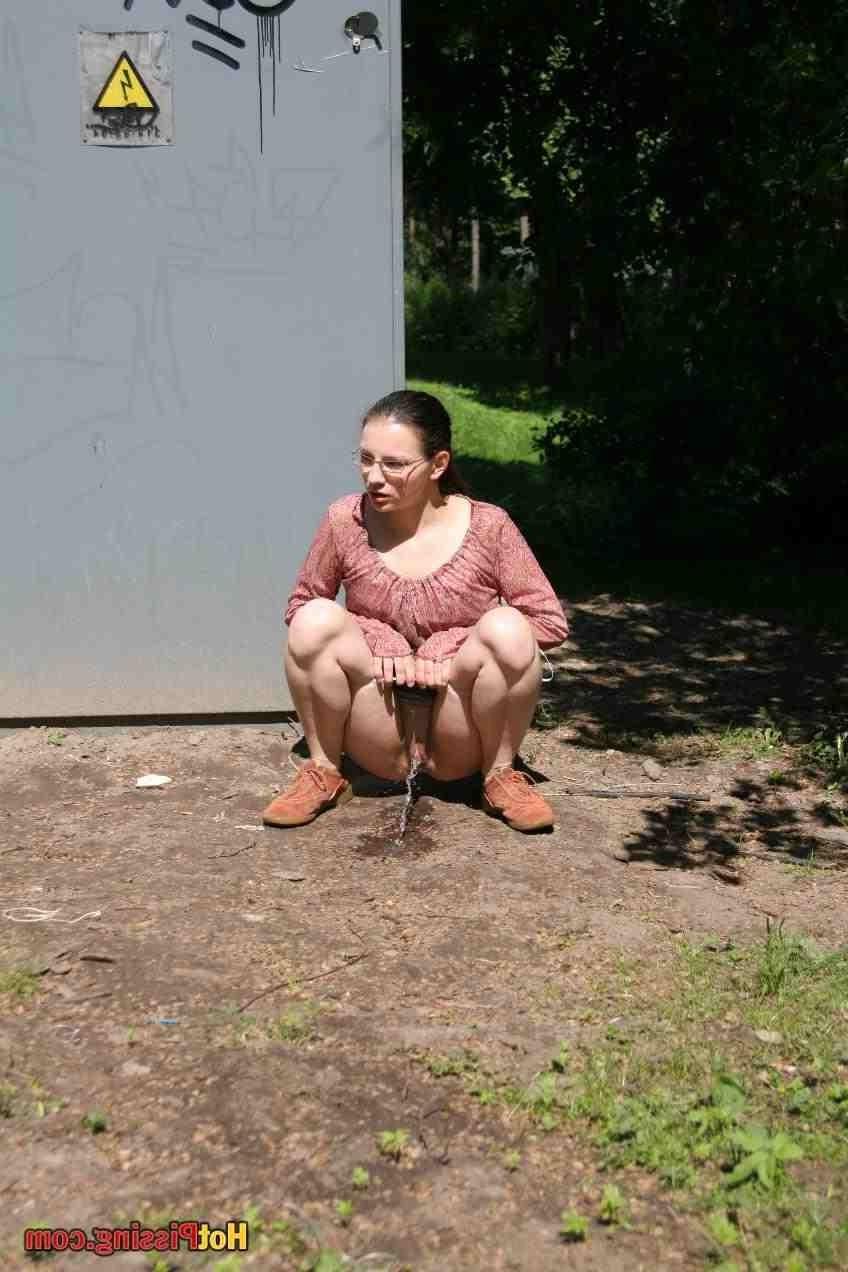 15P Girl pissing outdoors