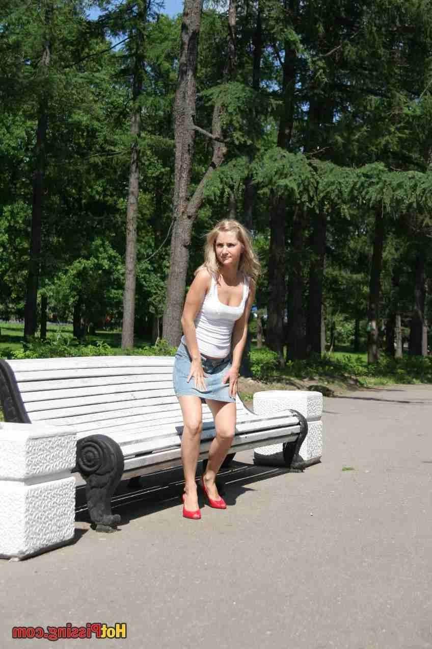 15P Blonde pissing outdoors