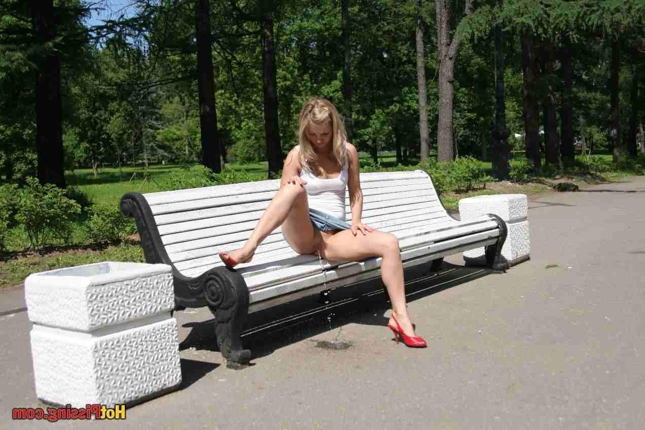15P Blonde pissing outdoors