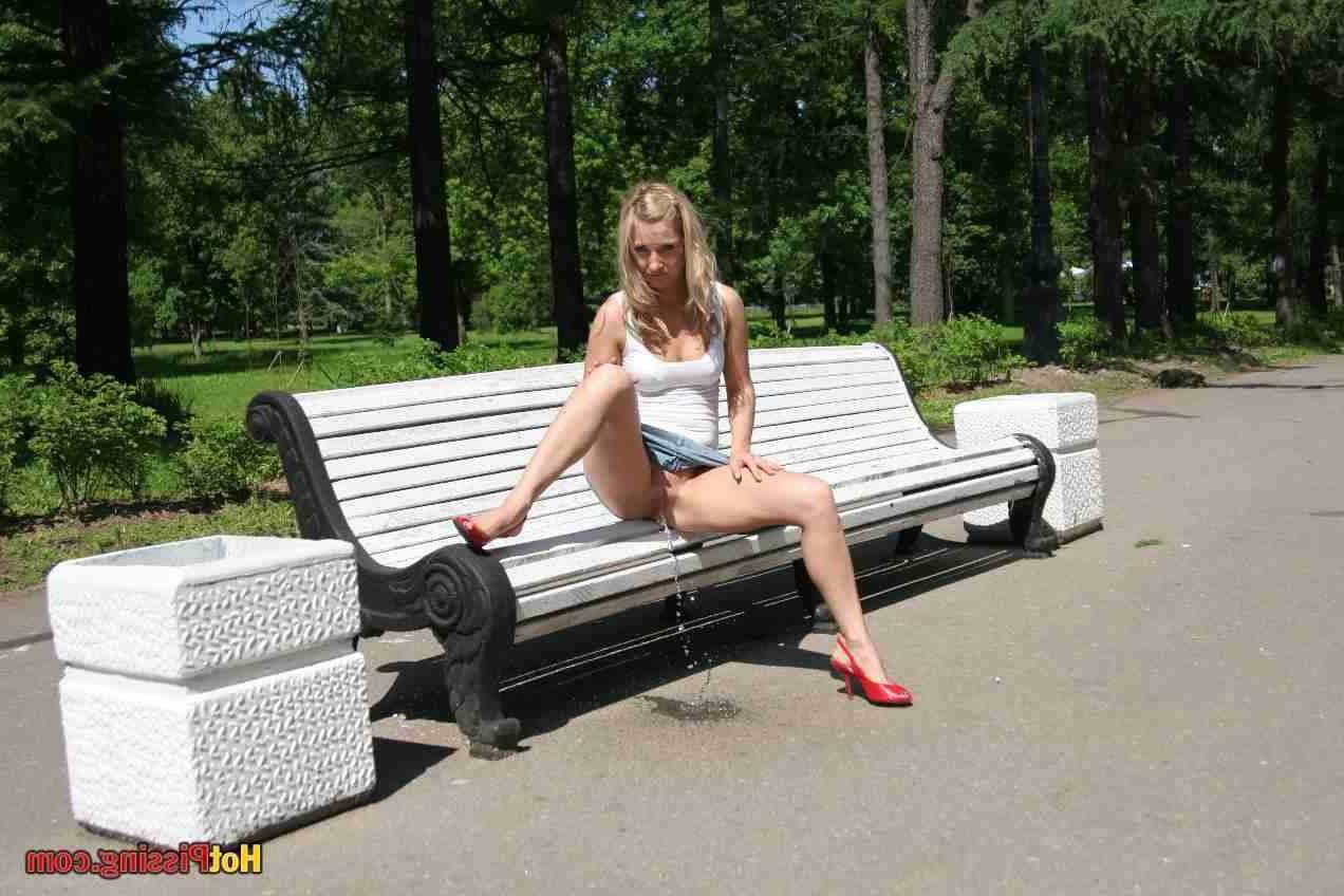 15P Blonde pissing outdoors