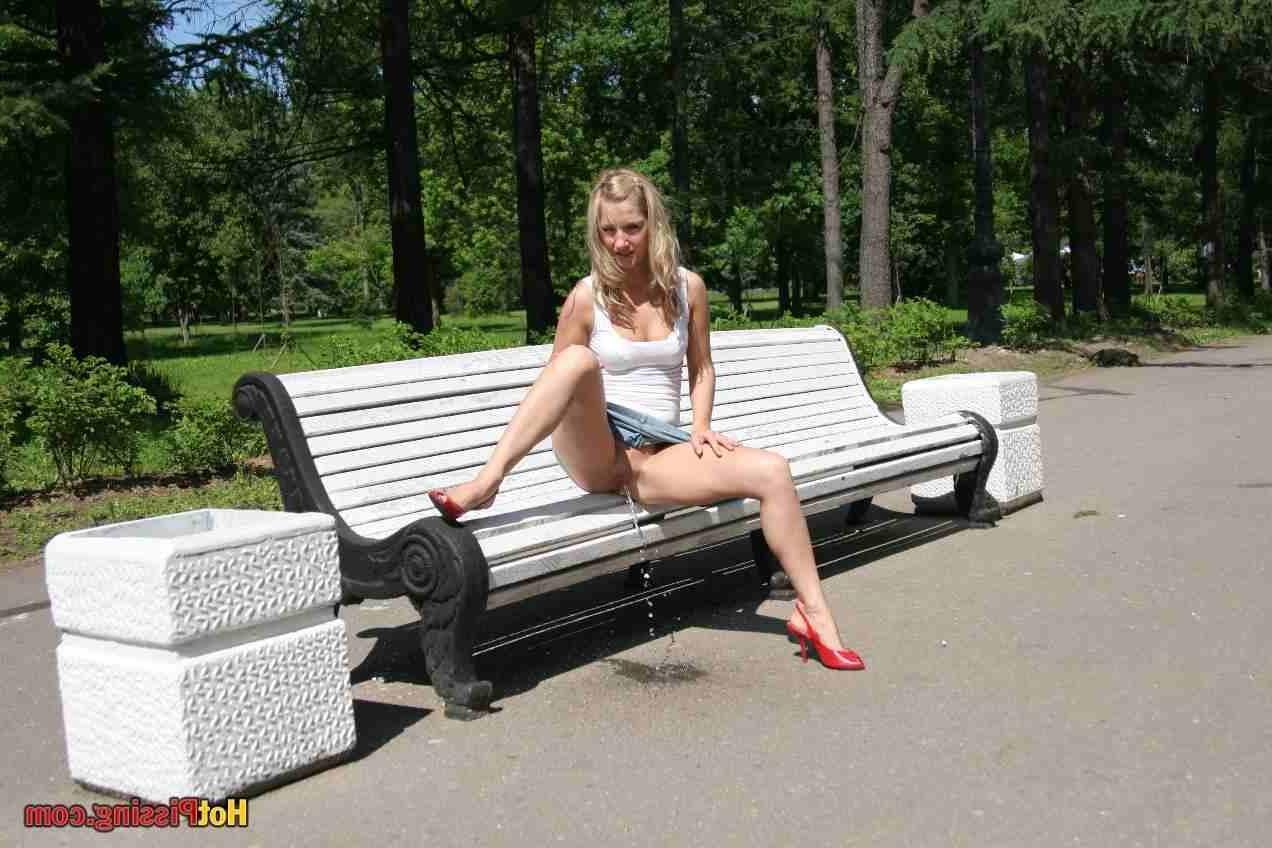 15P Blonde pissing outdoors