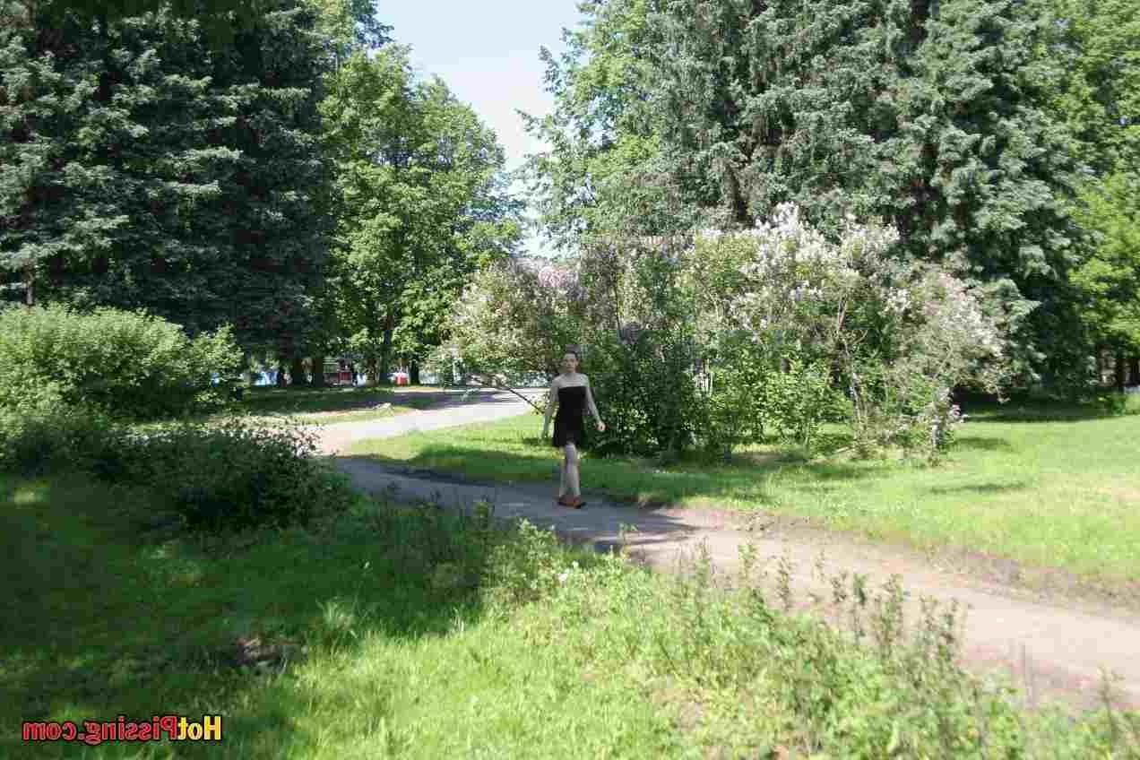15P Girl pissing outdoors