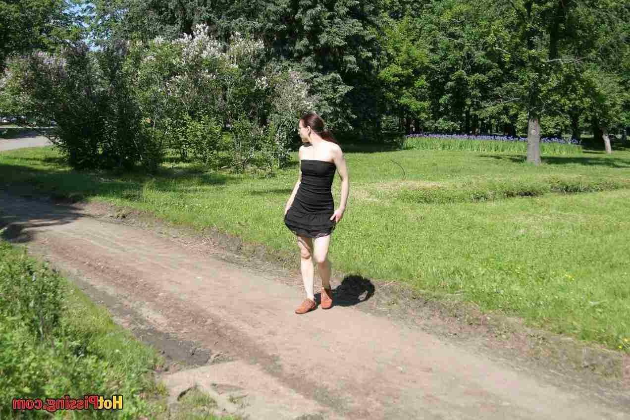 15P Girl pissing outdoors