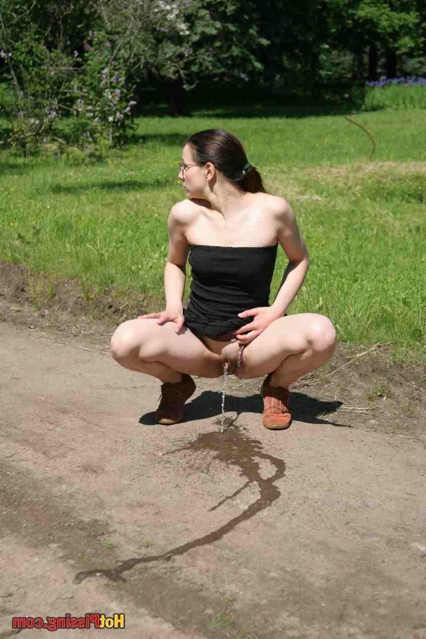 15P Girl pissing outdoors
