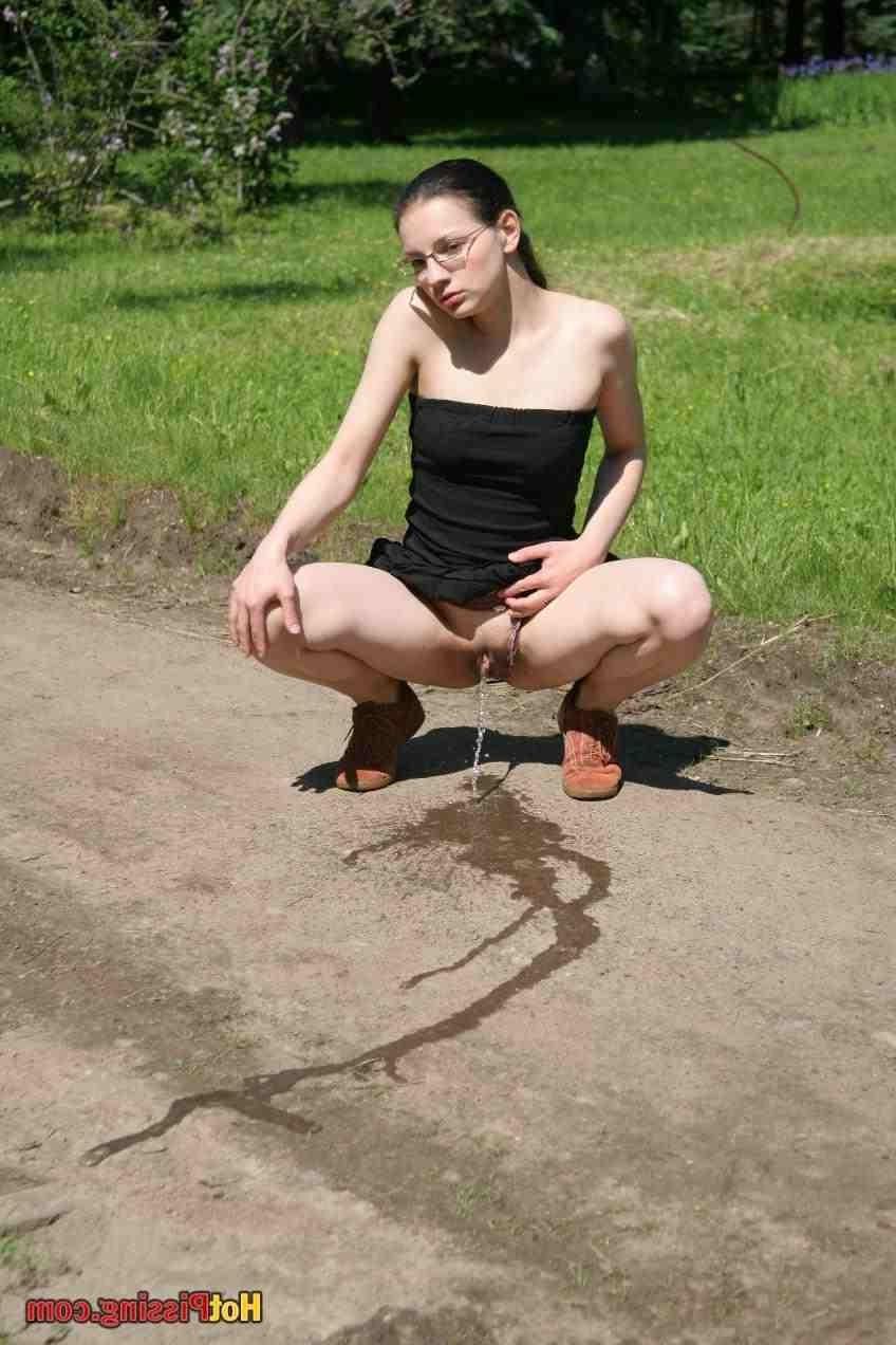 15P Girl pissing outdoors