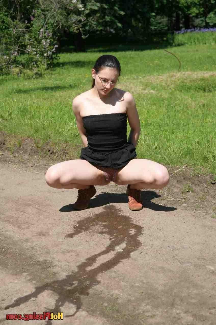 15P Girl pissing outdoors