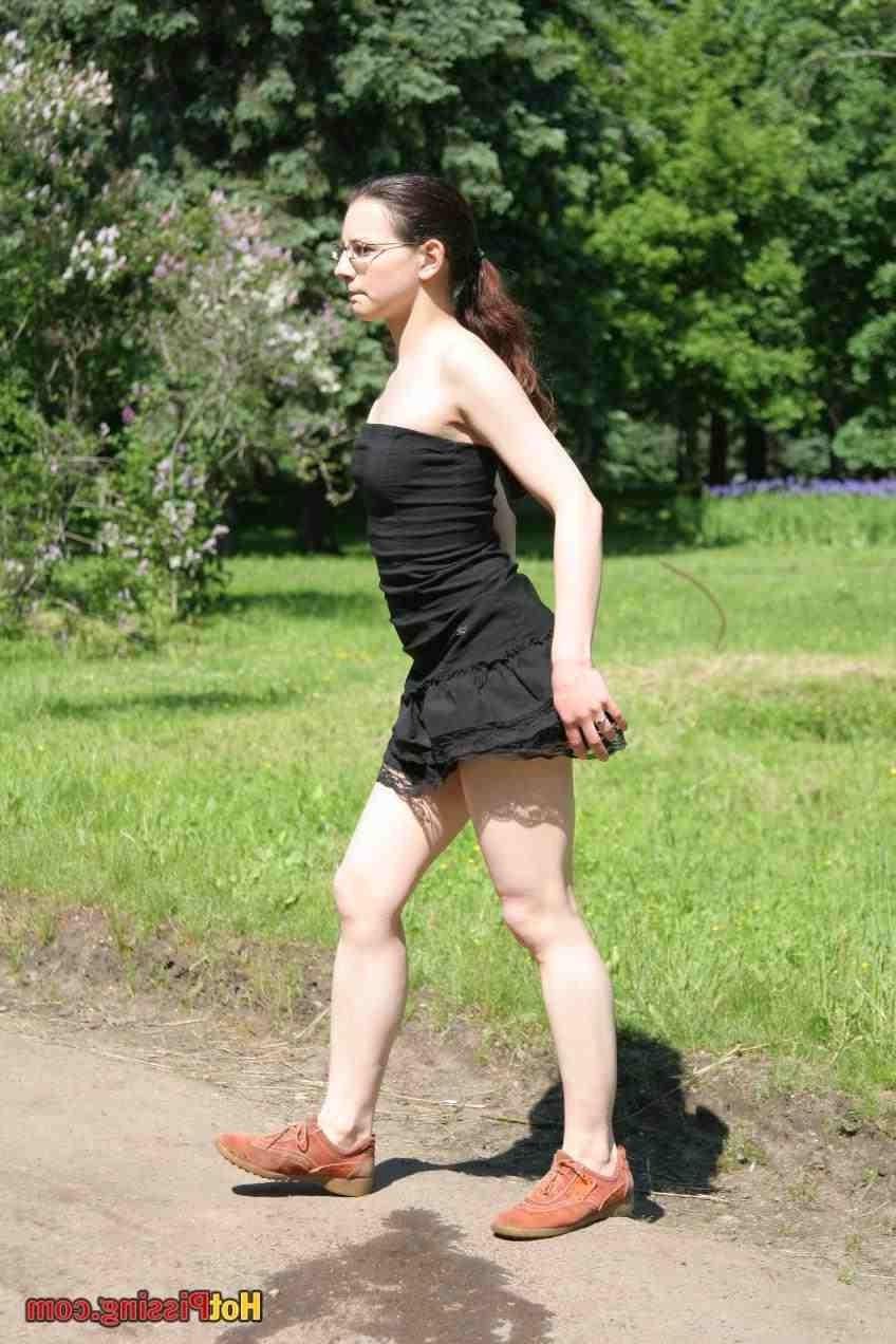 15P Girl pissing outdoors