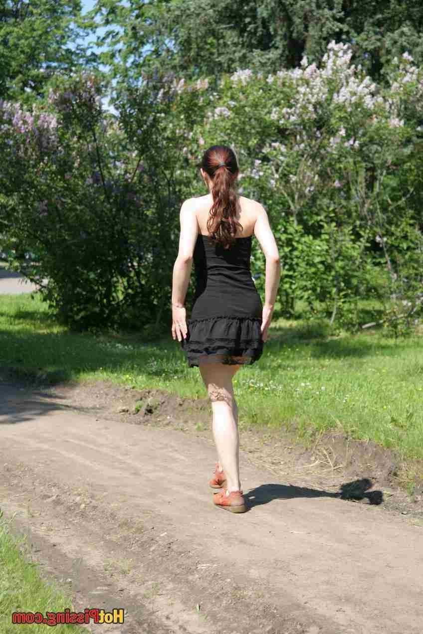 15P Girl pissing outdoors
