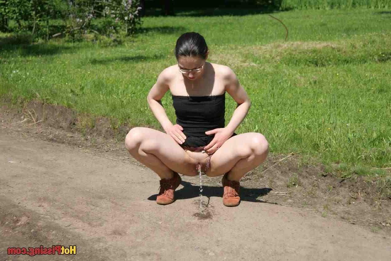 15P Girl pissing outdoors
