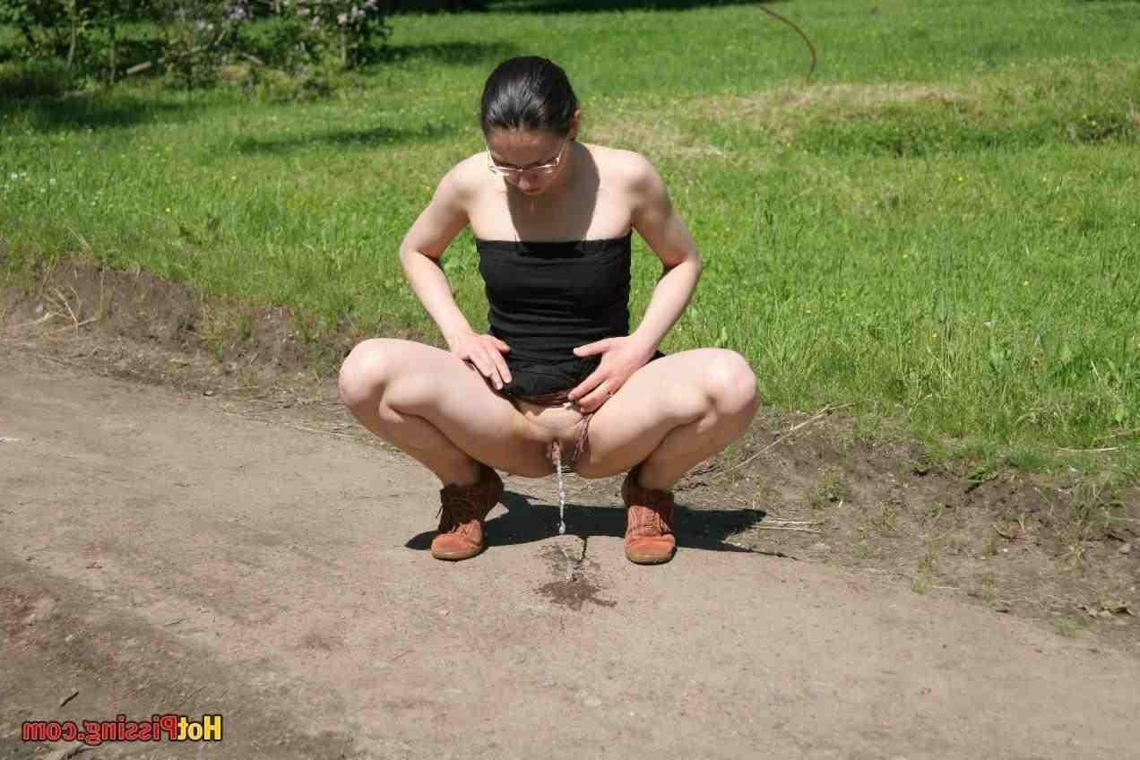 15P Girl pissing outdoors