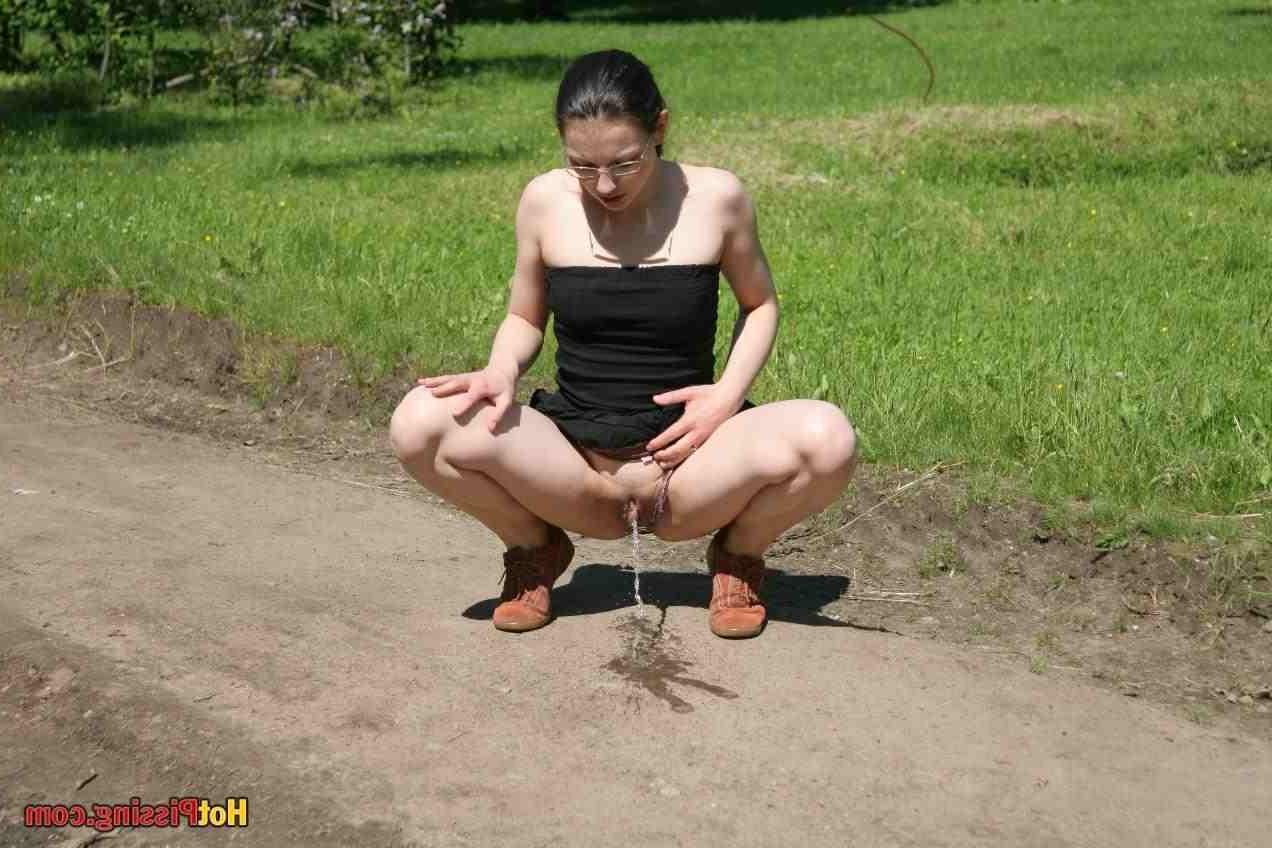 15P Girl pissing outdoors